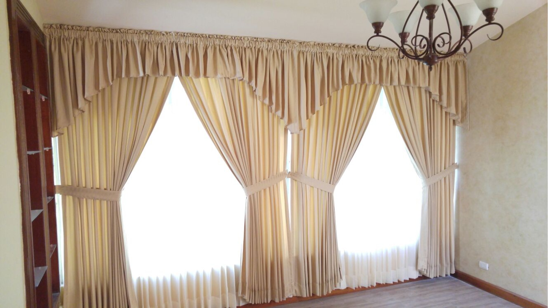 Cortinas Automáticas en tela tradicional. . Contáctanos para información y  venta (asesoramiento incluido), nuestro número 0981448735 📱